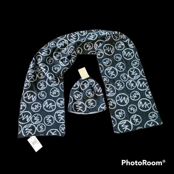 Michael kors reversible scarf and matching hat - Picture 1 of 3